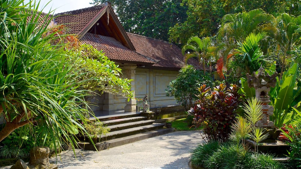 Museum Puri Lukisan featuring tropical scenes and a garden