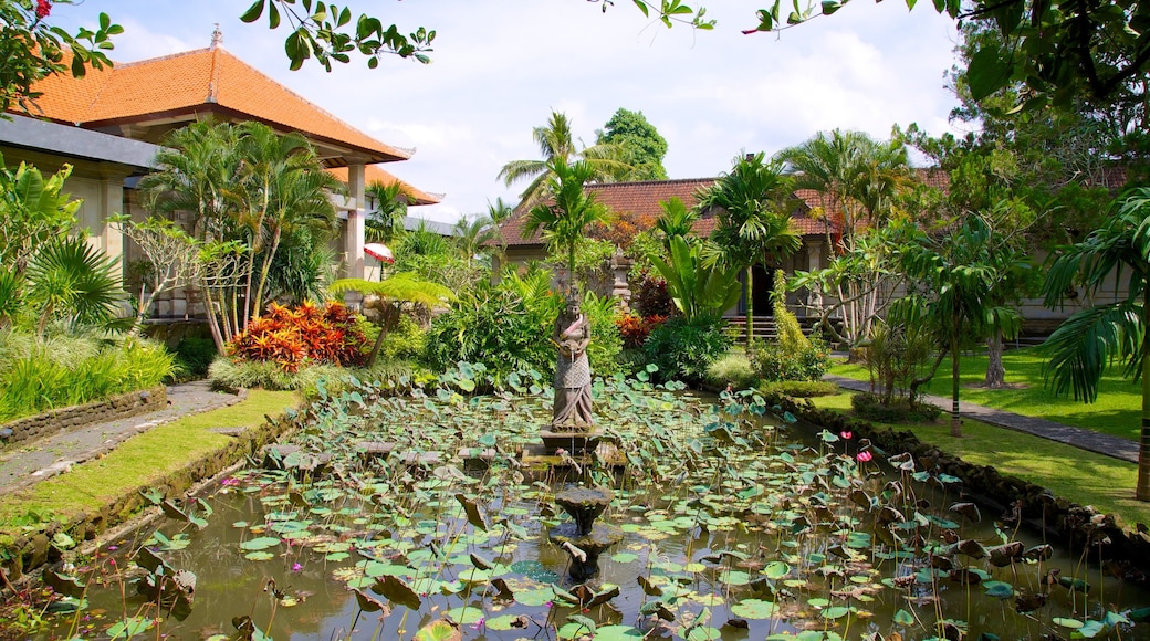 Museo Puri Lukisan che include giardino, paesaggio tropicale e laghetto