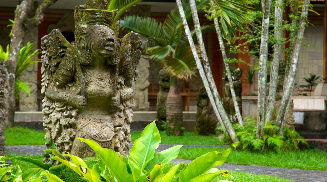 Museo de arte Neka que incluye una estatua o escultura y un parque