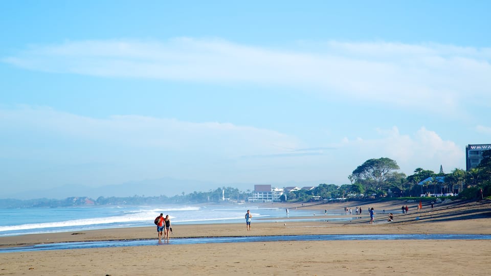 Seminyak caracterizando uma praia de areia