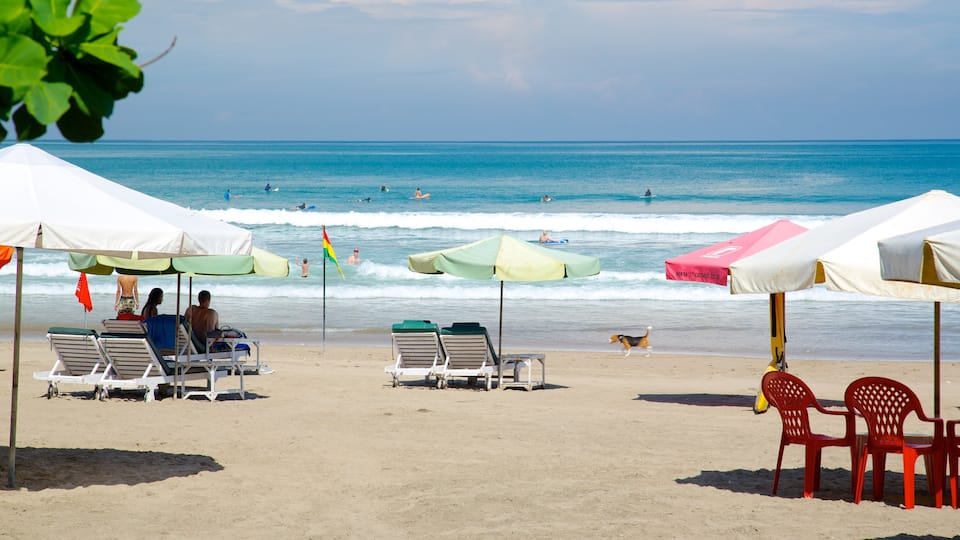 Playa Double Six que incluye escenas tropicales y una playa de arena