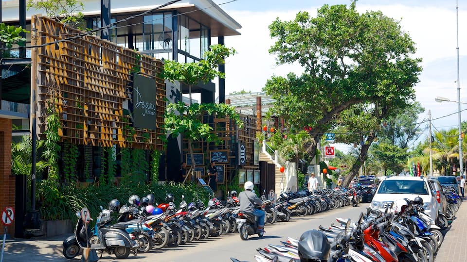 Playa Double Six que incluye escenas urbanas y paseos en moto