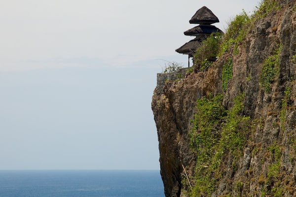 Pura Uluwatu welches beinhaltet Tempel oder Andachtsstätte und schroffe Küste