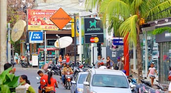 Seminyak mettant en vedette ville et scènes de rue aussi bien que important groupe de personnes