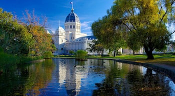 Carlton Gardens mit einem Park, Palast oder Schloss und Teich