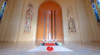Australian War Memorial som visar interiörer och ett minnesmonument