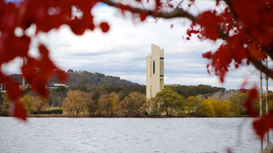 Canberra caracterizando um lago ou charco e um monumento