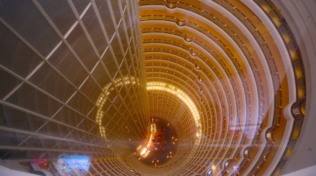 Torre Jin Mao que incluye un edificio alto, arquitectura moderna y vistas de interior