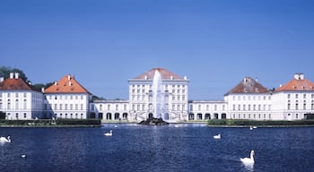 Schloss Nymphenburg som omfatter et slot og en dam