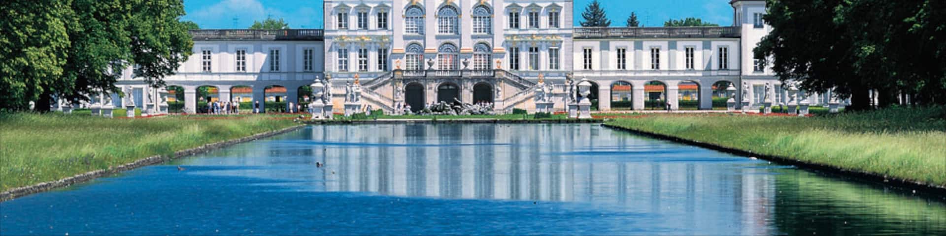 Château Nymphenburg qui includes château ou palais et mare