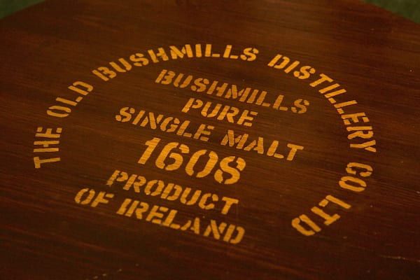 Old Bushmills Distillery das einen Beschilderung