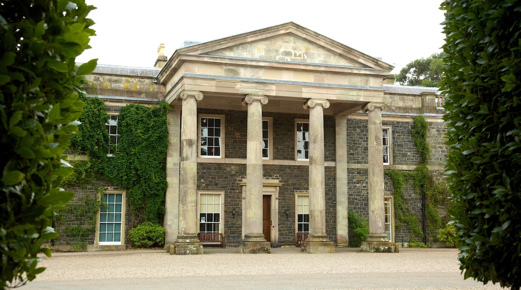 Mount Stewart House and Gardens som viser et hus og historiske bygningsværker