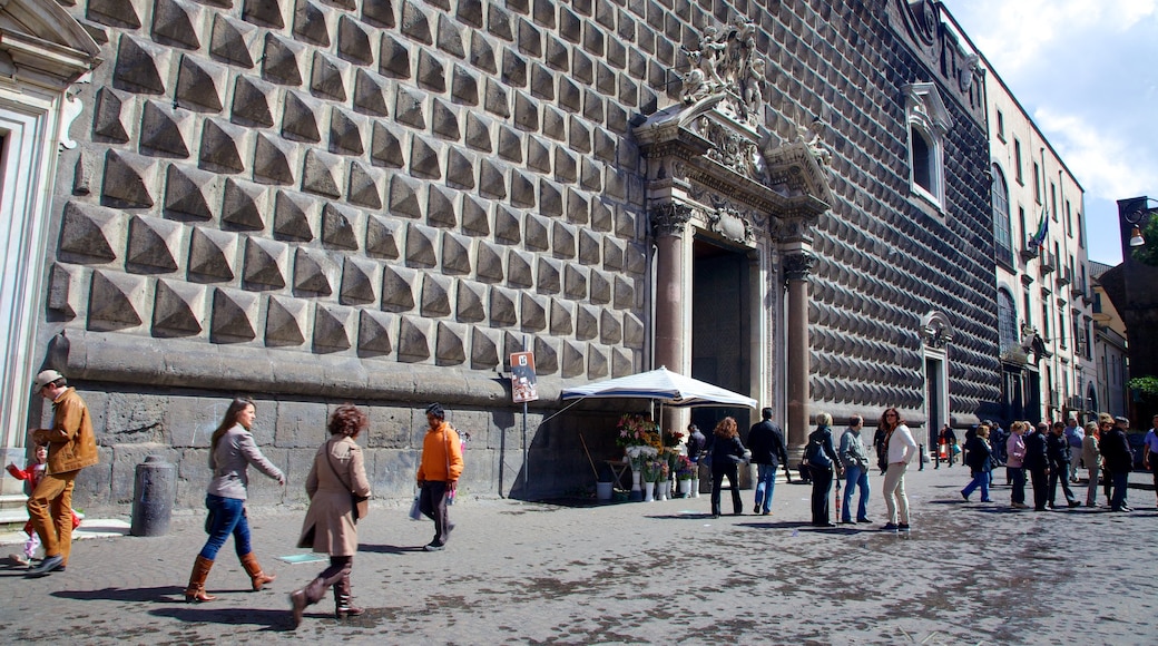 Church of Gesu Nuovo showing street scenes as well as a large group of people