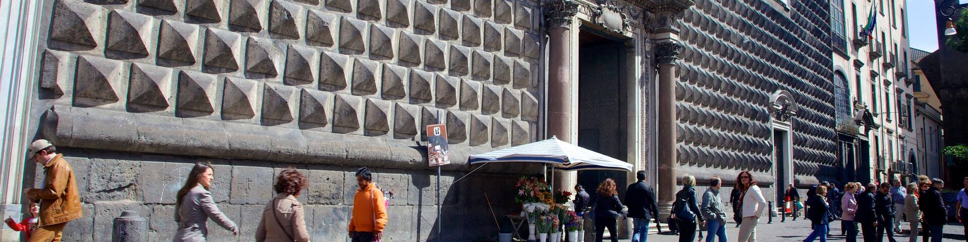 Eglise de Gesù Nuovo qui includes scènes de rue aussi bien que important groupe de personnes
