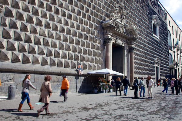 Eglise de Gesù Nuovo qui includes scènes de rue aussi bien que important groupe de personnes