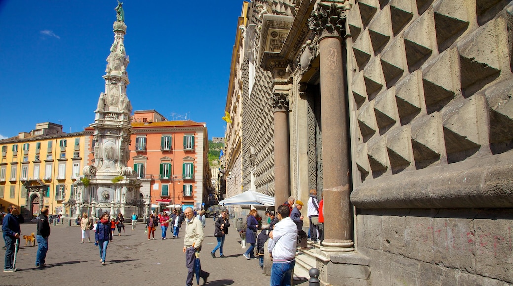 Chiesa del Gesù Nuovo che include città e strade cosi come un grande gruppo di persone