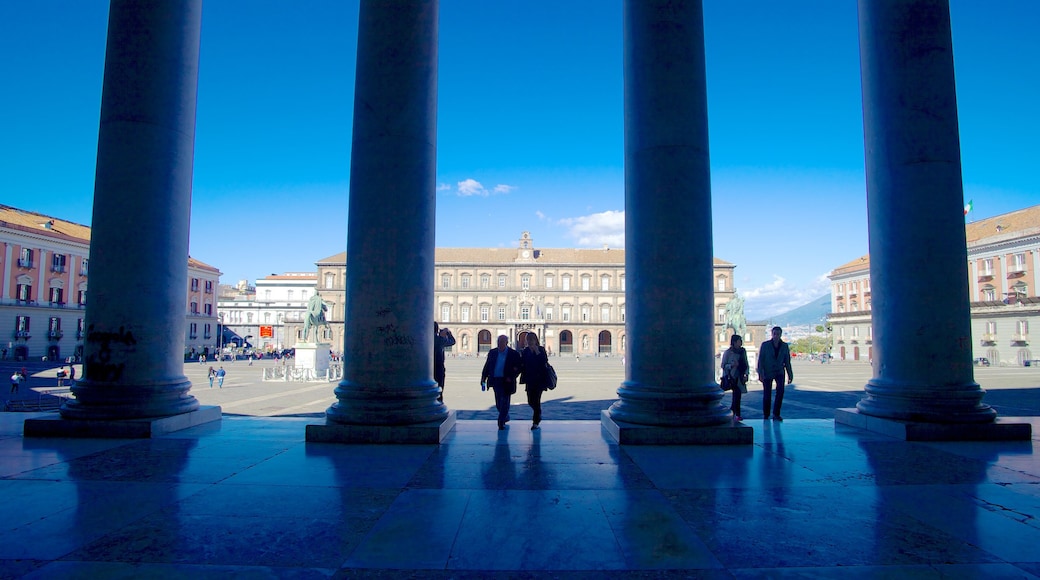 Palazzo Reale mostrando arquitetura de patrimônio assim como um pequeno grupo de pessoas