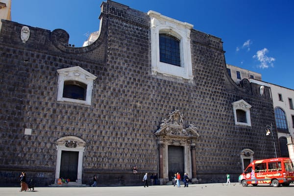 Piazza del Municipio mit einem Straßenszenen