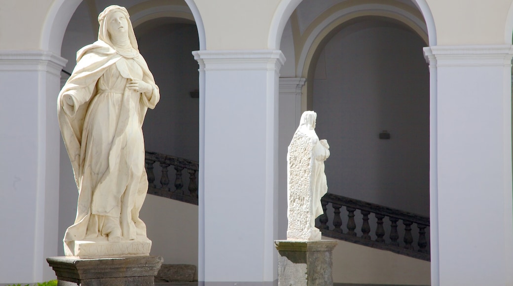 Piazza San Domenico Maggiore caracterizando aspectos religiosos e uma estĂĄtua ou escultura