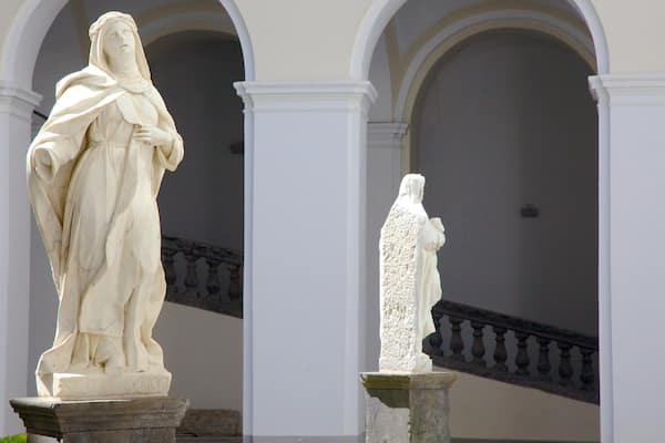 Piazza San Domenico Maggiore mettant en vedette aspects religieux et statue ou sculpture