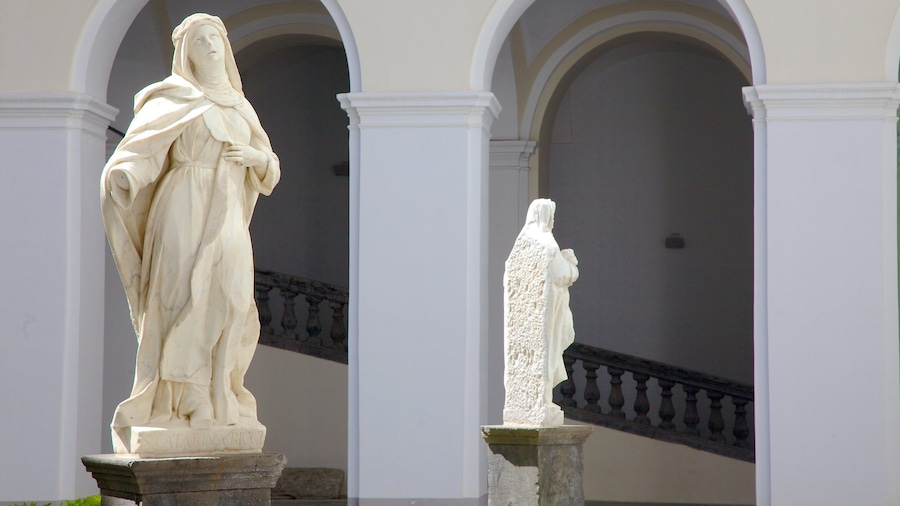 Piazza San Domenico Maggiore toont religieuze elementen en een standbeeld of beeldhouwwerk