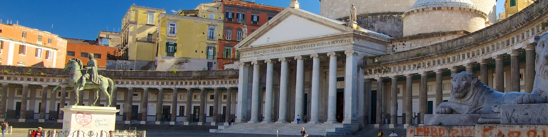 San Francesco di Paola das einen Platz oder Plaza und historische Architektur