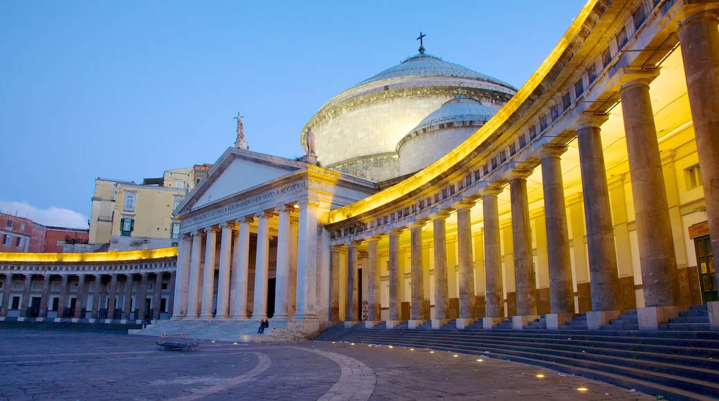 San Francesco di Paola fasiliteter samt torg eller plass, nattbilder og kirke eller katedral