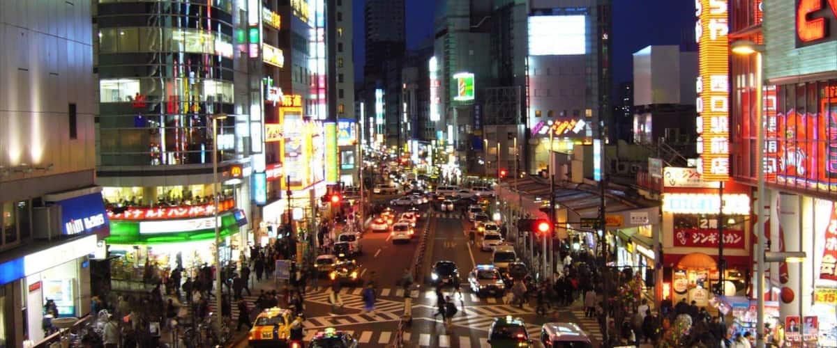 Shinjuku mettant en vedette scènes de rue, ville et scènes de nuit
