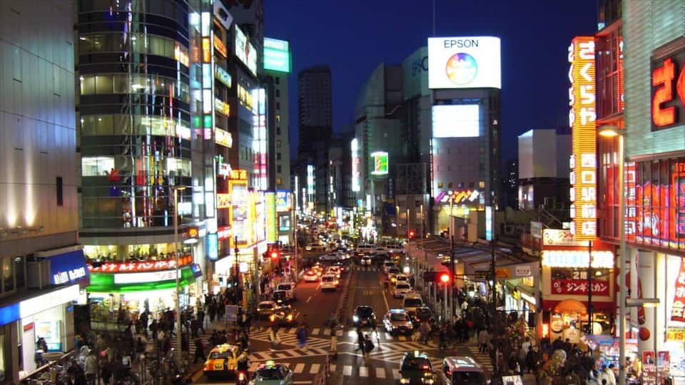 Shinjuku que incluye vida nocturna, escenas nocturnas y una ciudad