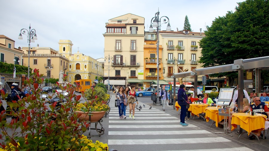 Piazza Tasso og byder på gadeliv og en by såvel som en stor gruppe mennesker