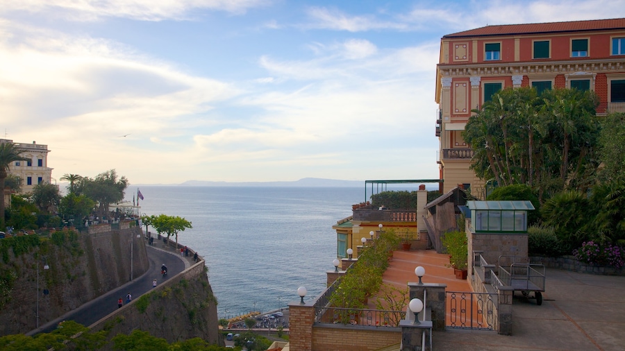 Küste von Sorrento das einen Sonnenuntergang, allgemeine Küstenansicht und Geschichtliches