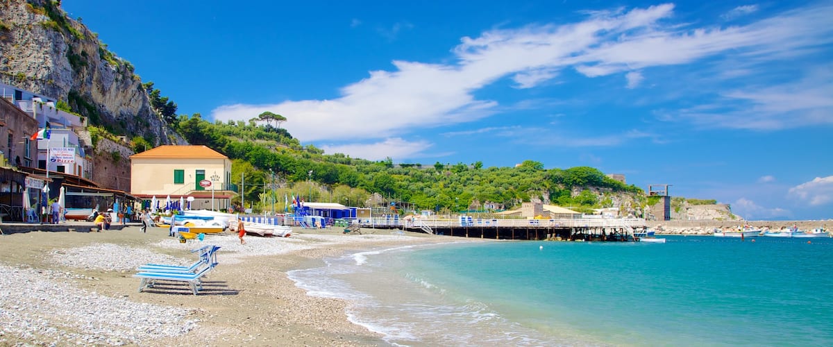 Marina di Puolo mit einem Bucht oder Hafen, Küstenort und Steinstrand