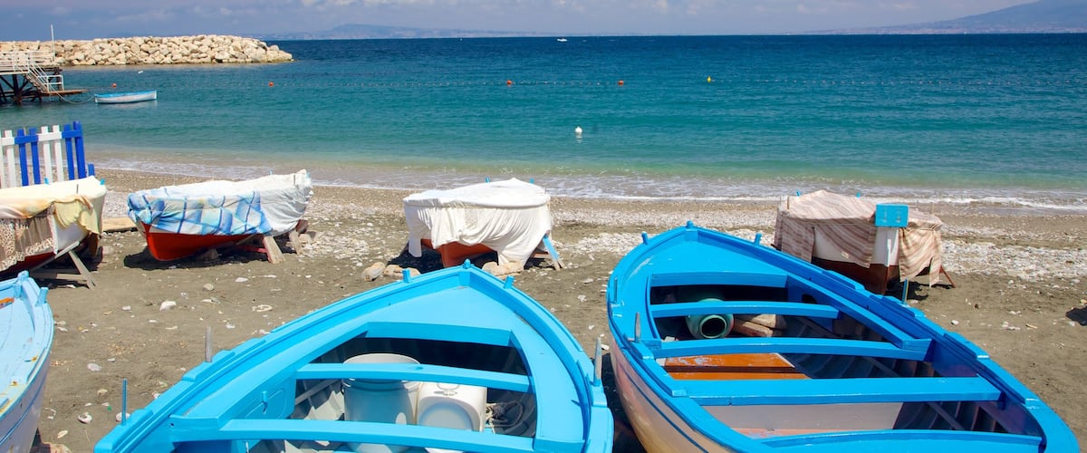Marina di Puolo mettant en vedette navigation et plage de galets