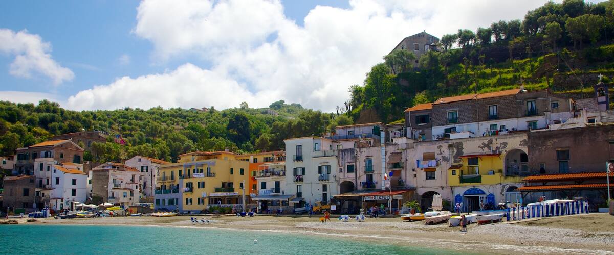Marina di Puolo inclusief een strand en een kuststadje