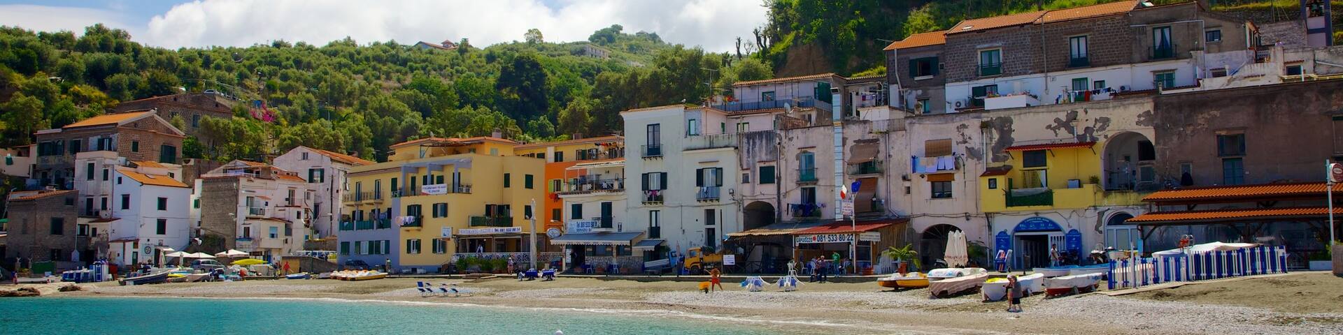 Marina di Puolo das einen Sandstrand und KĂŒstenort