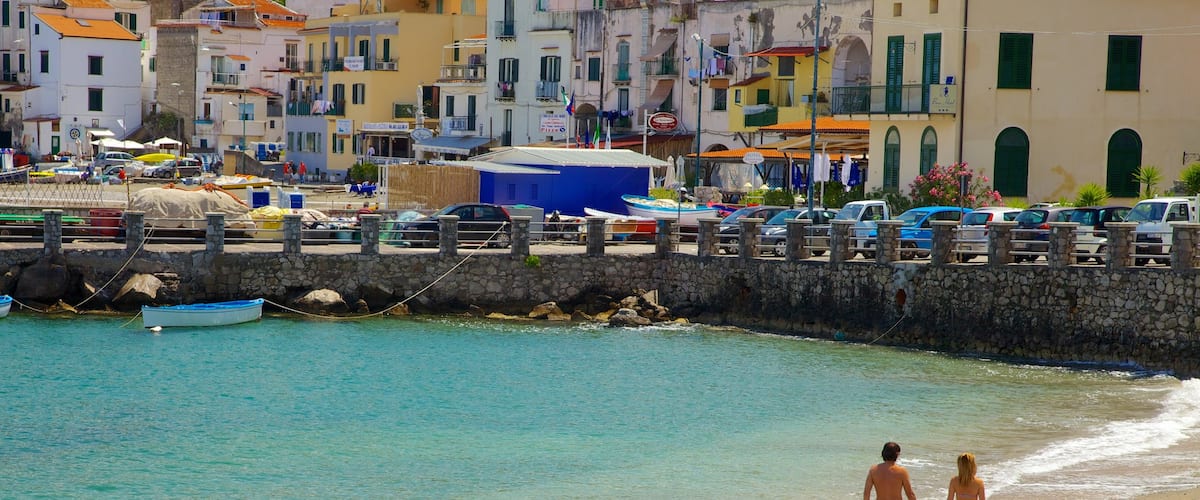 Marina di Puolo qui includes ville cĂŽtiĂšre et plage aussi bien que couple