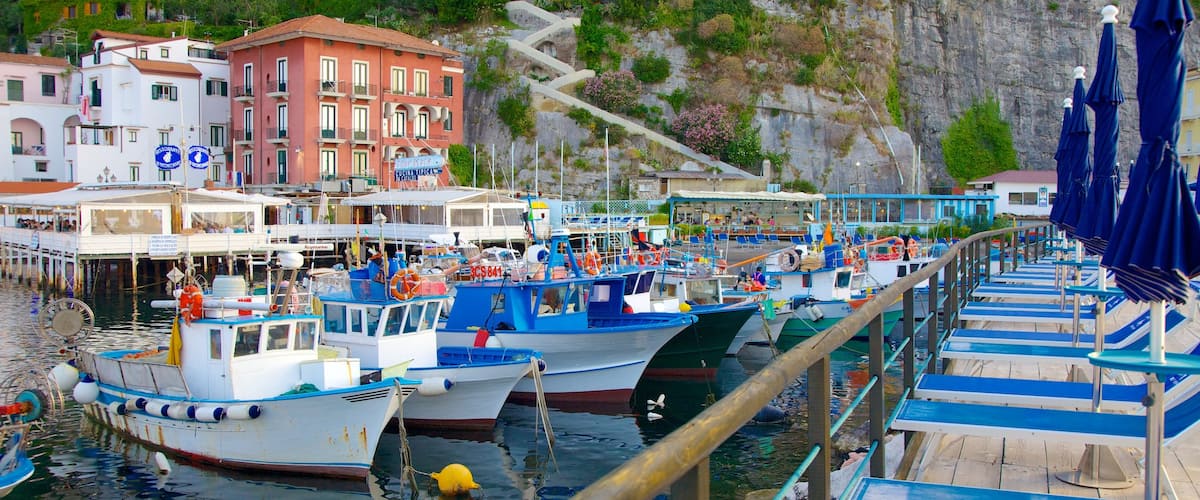 Marina Grande ofreciendo vistas generales de la costa, una ciudad costera y paseos en lancha