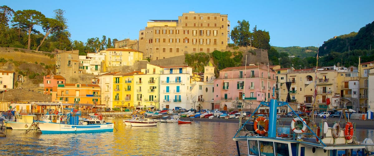 Marina Grande mit einem Küstenort, allgemeine Küstenansicht und Bootfahren