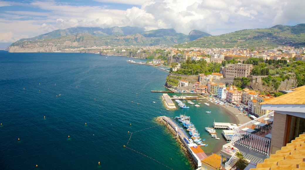 Marina Grande, Sorrente, Italie montrant ville et vues littorales