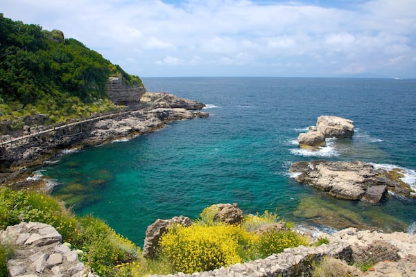 Bains de la Reine Giovanna montrant cĂŽte rocheuse et scĂšnes tropicales