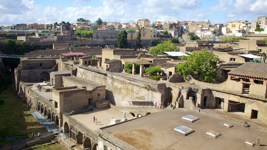 Ercolano ofreciendo una ciudad y vista panorámica