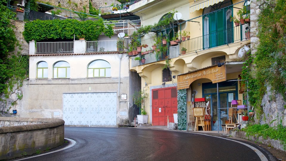 Positano mostrando una casa y escenas cotidianas