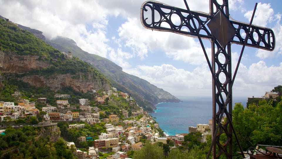 Positano ofreciendo vistas de una costa, montañas y una localidad costera