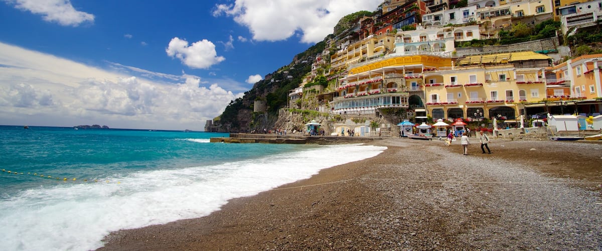 Positano og byder på en strand og en kystby