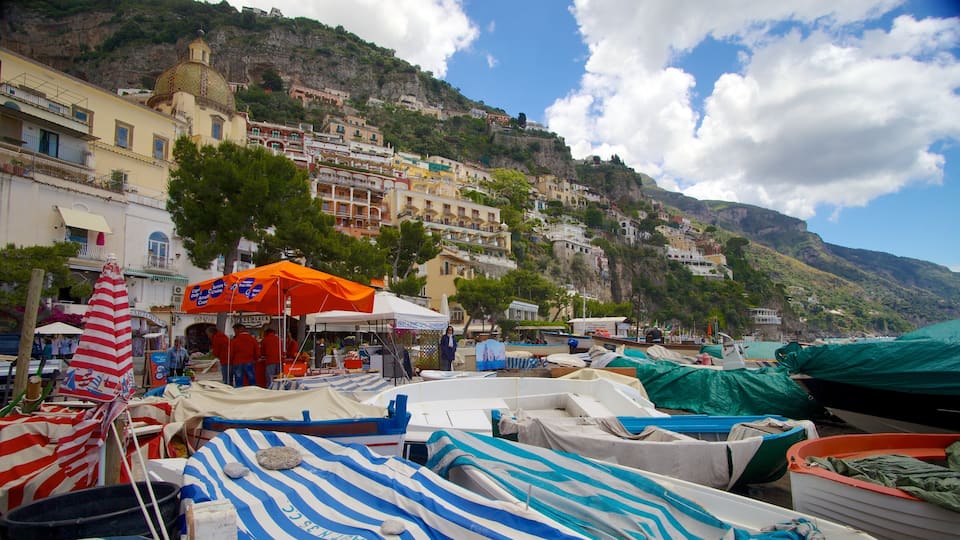 Positano que incluye una localidad costera