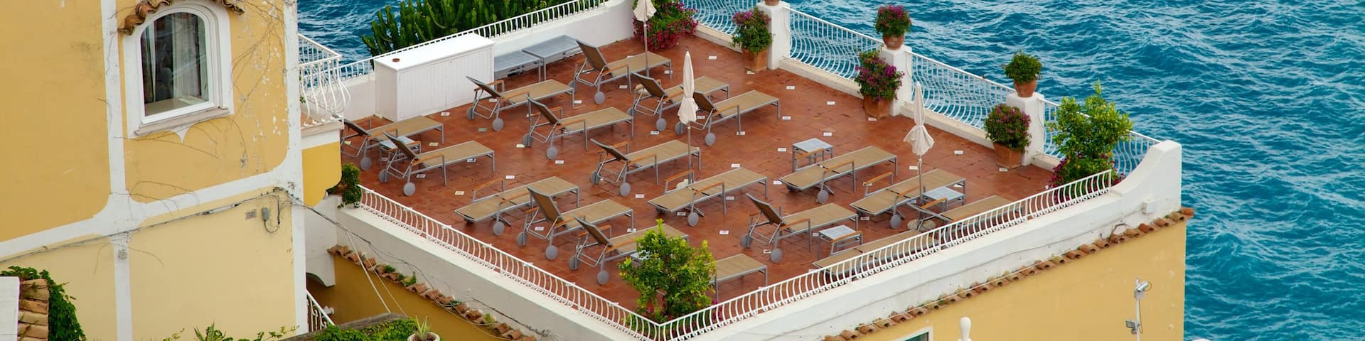 Positano presenterar ett hotell, en kuststad och kustutsikter