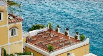 Positano presenterar ett hotell, en kuststad och kustutsikter