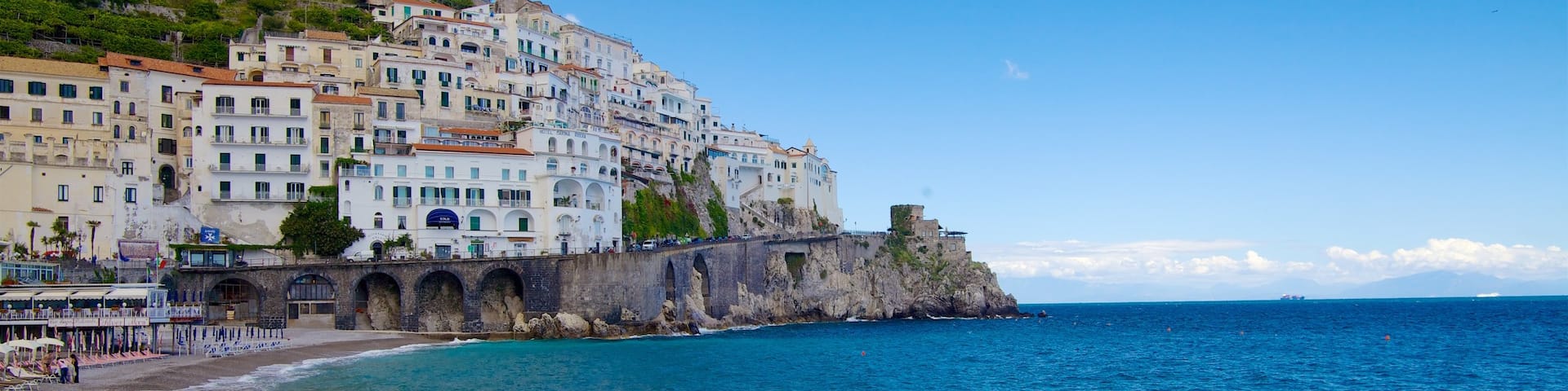 Amalfi das einen schroffe Küste und allgemeine Küstenansicht