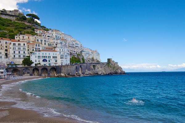 Amalfi qui includes côte rocheuse et vues littorales