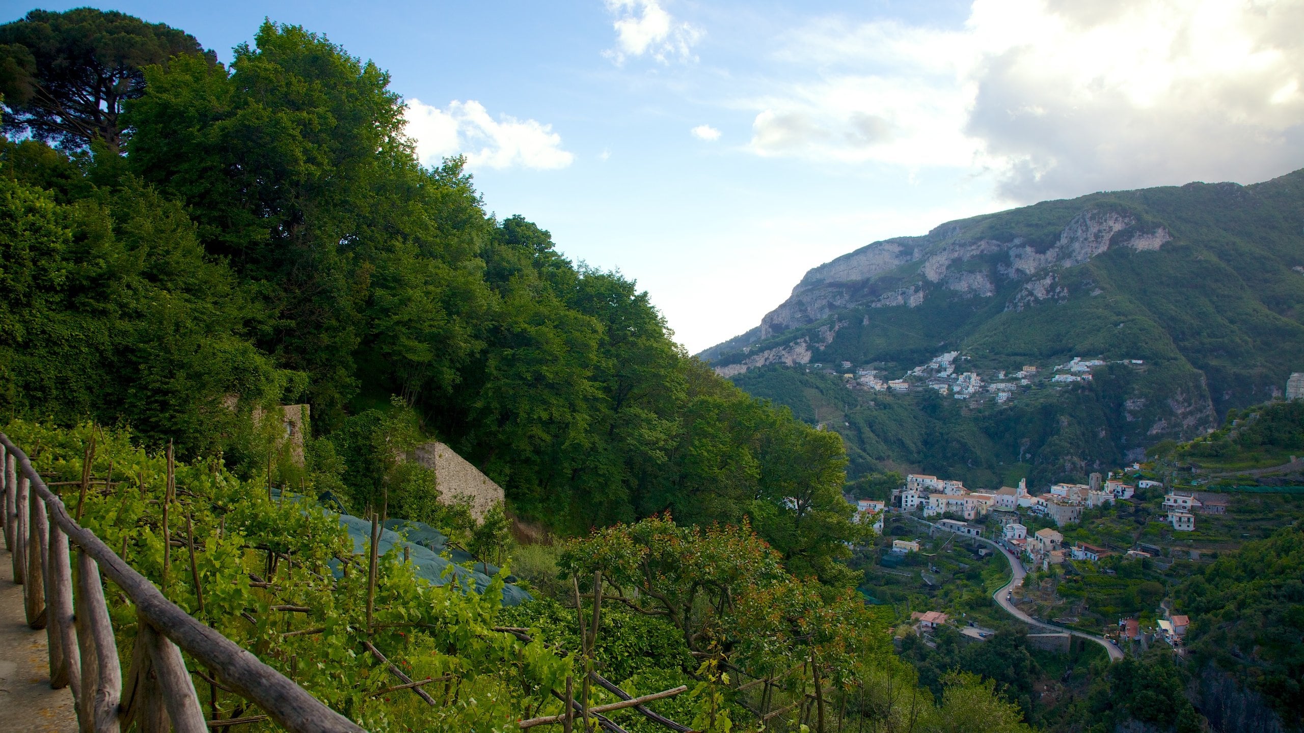 Ravello which includes a small town or village